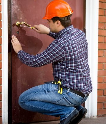 carpenter-changing-lock-in-heavy-metal-door-2021-12-14-18-48-09-utc.jpg carpenter-changing-lock-in-heavy-metal-door-2021-12-14-18-48-09-utc.jpg